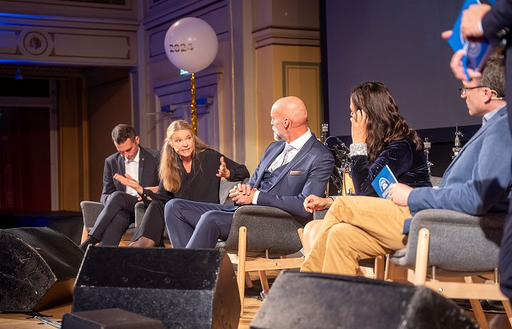 Administrerende direktør i GK, Stine Ramstad Westby, i en paneldebatt om rekrutteringen til yrkesfagene. Foto: Norges Hyggeligste Håndverker. Administrerende direktør i GK, Stine Ramstad Westby, i en paneldebatt om rekrutteringen til yrkesfagene. Foto: Norges Hyggeligste Håndverker.