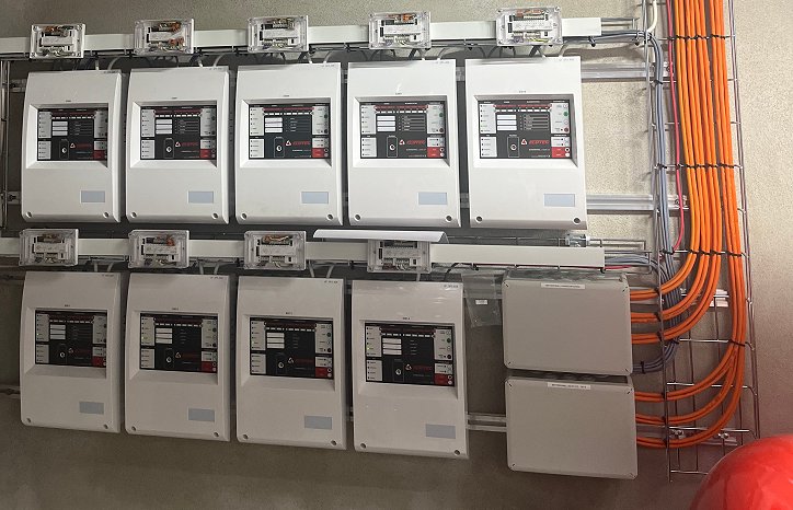 BIR. Slukkesentralene med enheter som registrerer tegn på røyk eller varme, og varsler om nødvendig. BIR. Slukkesentralene med enheter som registrerer tegn på røyk eller varme, og varsler om nødvendig.