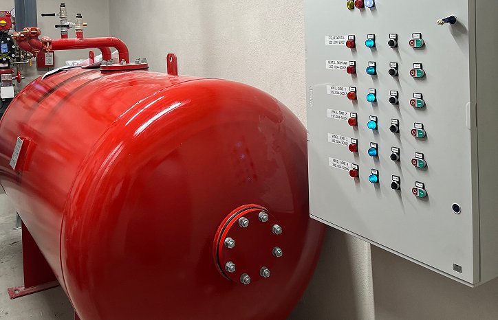 BIR. Skumtanken for slukkeanlegget og styreskapet for vannkanonene er ikke til å spøke med. BIR. Skumtanken for slukkeanlegget og styreskapet for vannkanonene er ikke til å spøke med.