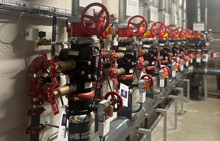 BIR. Disse ventilene holder vannet tilbake slik at de raskt kan dekke et stort område av vann idet de aktiveres av røykvarsleren. BIR. Disse ventilene holder vannet tilbake slik at de raskt kan dekke et stort område av vann idet de aktiveres av røykvarsleren.