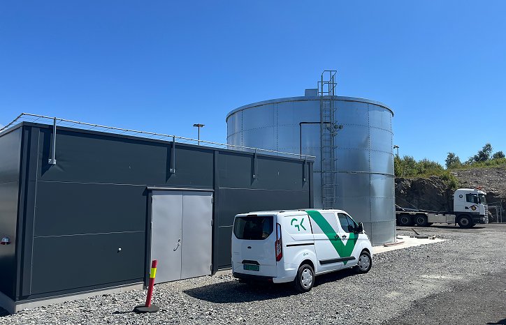 BIR. Flunkende nytt pumpehus og vanntank med egen ekstern, lokal vanntilførsel til slukkeanlegget. BIR. Flunkende nytt pumpehus og vanntank med egen ekstern, lokal vanntilførsel til slukkeanlegget.