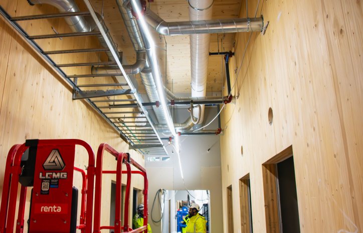GK har montert 70 meter med ombrukte ventilasjonskanaler på nye Aursmoen skole. Foto: GK.