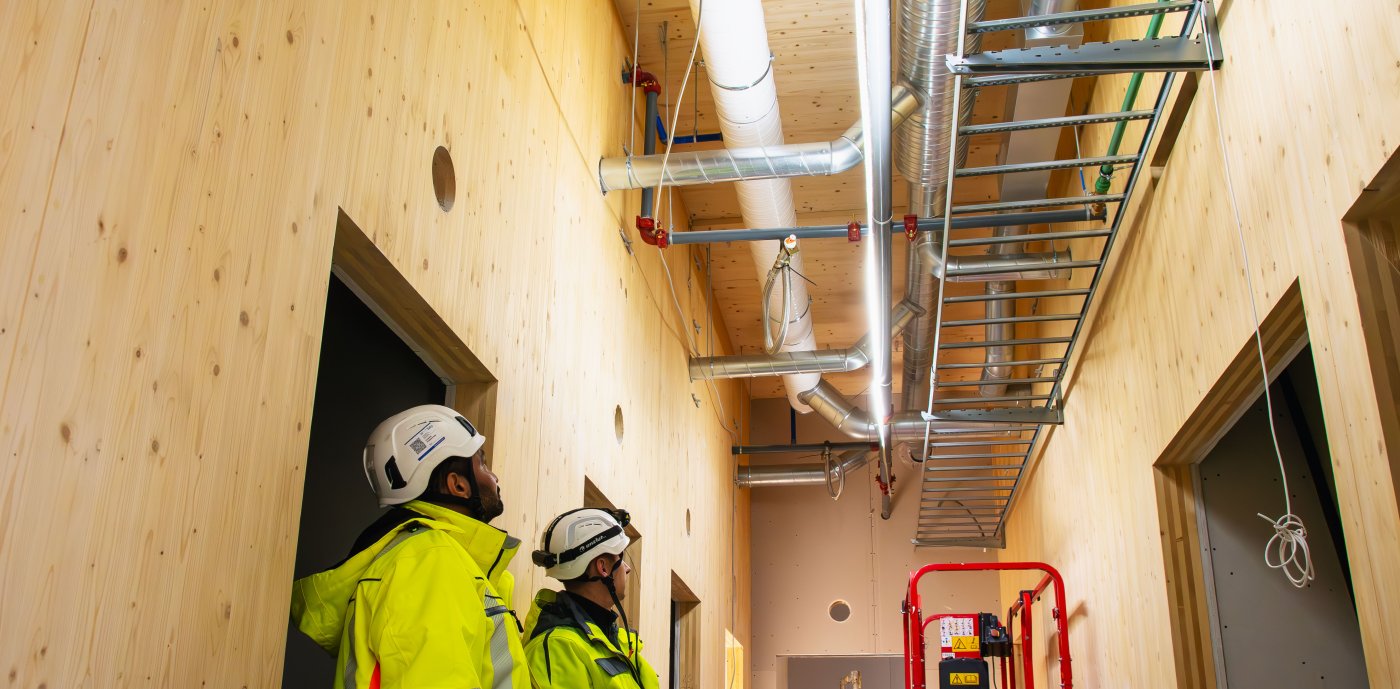 GK har montert 70 meter med ombrukte ventilasjonskanaler på nye Aursmoen skole. Foto: GK.