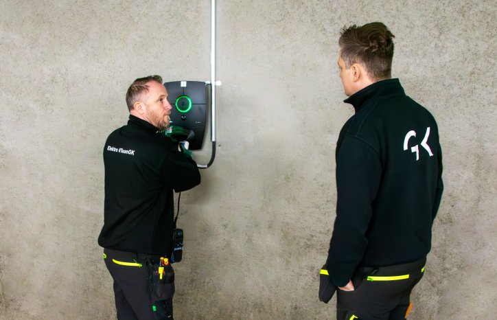  Elektriker i GK Robin Markussen, sammen med elektriker og BAS Fredrik Sørensen.