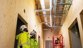 GK har montert 70 meter med ombrukte ventilasjonskanaler på nye Aursmoen skole. Foto: GK.