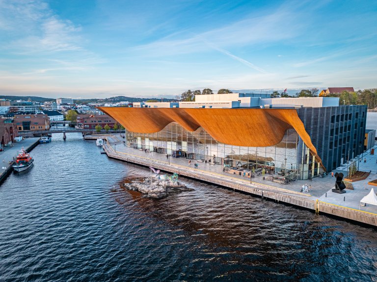 Foto av Kilden teater og konserthus i Kristiansand, tatt fra luften.