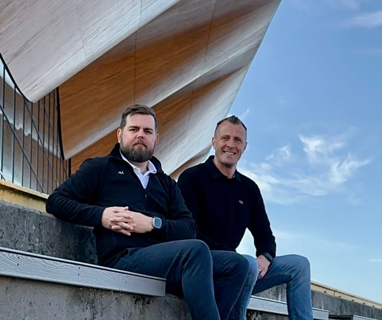 Prosjektleder for ventilasjon, Thomas Skjold, og prosjektutvikler for byggautomasjon i GK, Kjetil Tronstad foran Kilden teater og konserthus.