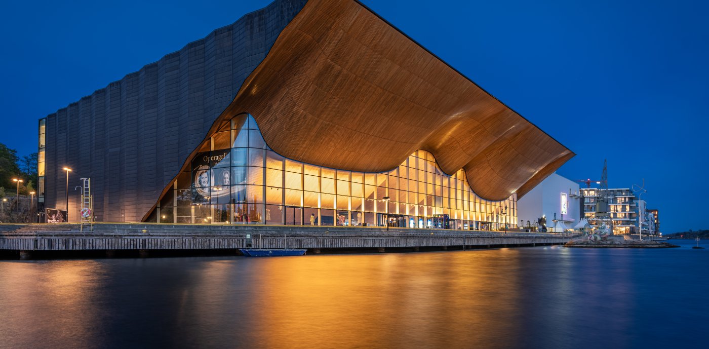 Foto av Kilden teater og konserthus i Kristiansand, tatt fra luften på kveldstid.
