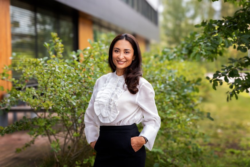 Portrettbilde av Uzma Sadar Bhatti, juridisk direktør i GK, tatt utendørs.