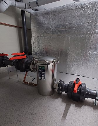 Skjåkhallen: filter for gråvann fra dusj, som går til gråvannstank på 12m3. Skjåkhallen: filter for gråvann fra dusj, som går til gråvannstank på 12m3.