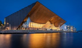 Foto av Kilden teater og konserthus i Kristiansand, tatt fra luften på kveldstid.