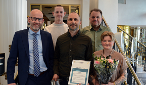 GK i Trøndelag mottar prisen fra Fylkeskommunen. Foran fra venstre: Tord Lien, Trond Kimo og Johanne Hokstad. Bak fra venstre: Sander Karlsen og Hans Petter Faanes. GK i Trøndelag mottar prisen fra Fylkeskommunen. Foran fra venstre: Tord Lien, Trond Kimo og Johanne Hokstad. Bak fra venstre: Sander Karlsen og Hans Petter Faanes.