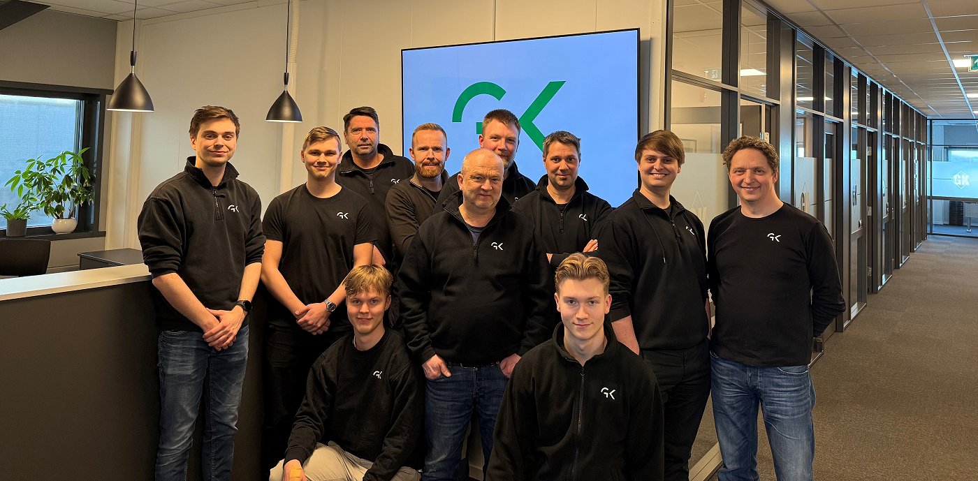 Nesten alle ansatte innen byggautomasjon i GK i Bodø. Fra venstre: Erlend Stuen, Teodor Høyforslett Bakklund, Finn Bjørnar Lillejord, Aleksander Fagermo, Magnar Karlsen, Martin Linchausen, Kay Lennart Øines, Martin Strand Ellingsen, Tore Pettersen. Foran: Jonas Nicholai Drags Isaksen og Steffen Andre Demmo Kristensen.