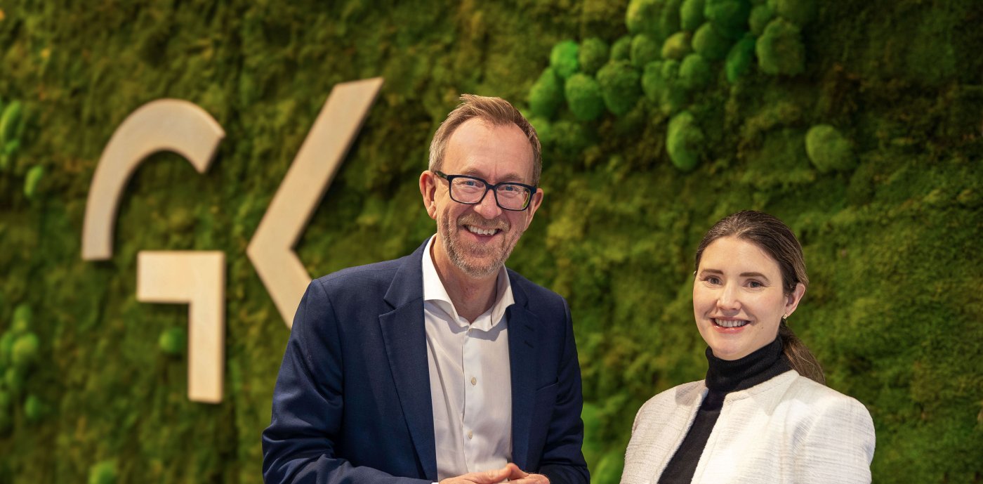 Bilde av Kim Robert Lisø, konsernsjef og Karina Nilsen, bærekraftsdirektør i GK - foran mosevegg
