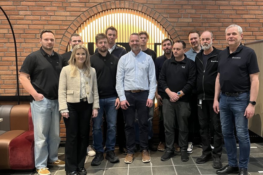 Gruppebilde av ansatte i GK og Statsbygg på oppstilt på USN.