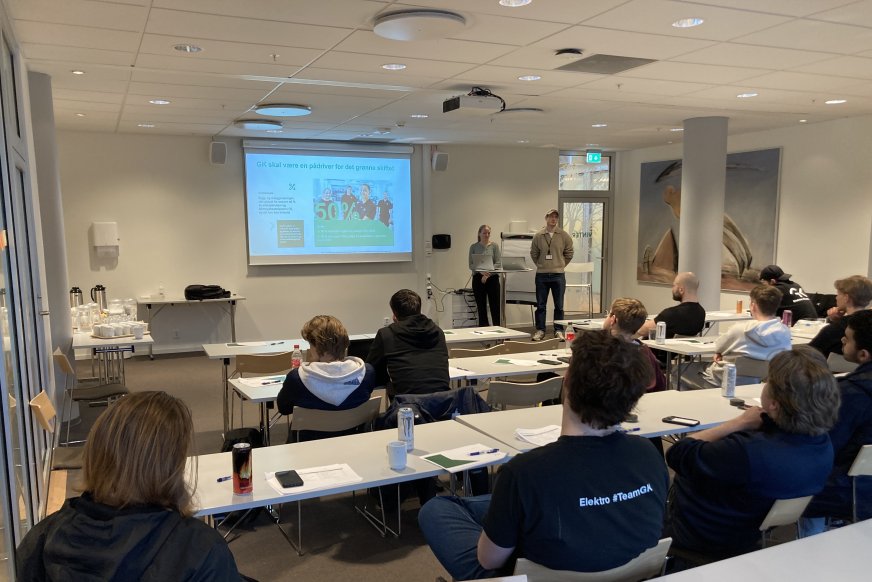 Bilder av lærlinger som følger med på presentasjon i Bergen