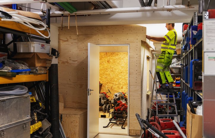 Bilde av Ander Staaf på en stige. 