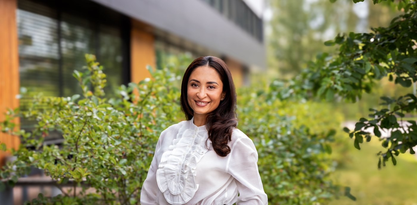 Portrettbilde av Uzma Sadar Bhatti, juridisk direktør i GK, tatt utendørs.