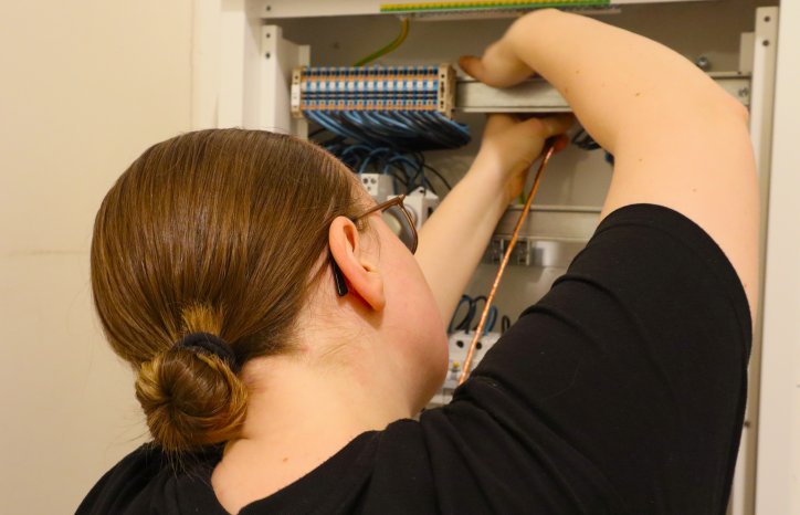 Nora Elshøy jobber i et sikringsskap.