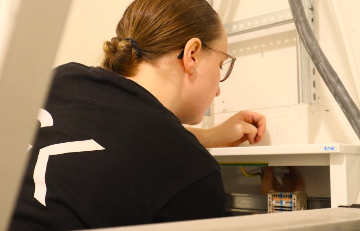 Nora Elshøy jobber på et sikringsskap.