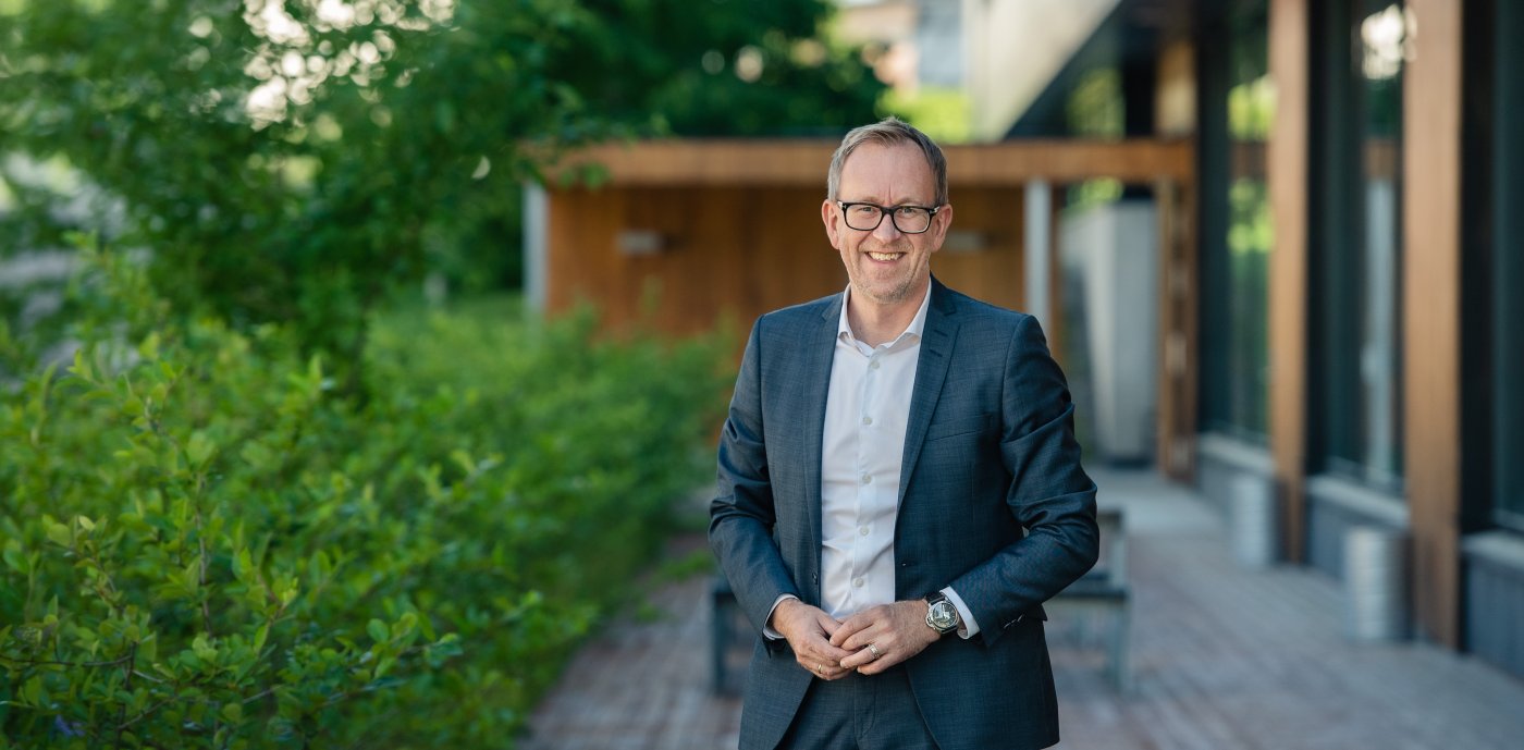 Bilde av Kim Robert Lisø, koncernchef och Karina Nilsen, hållbarhetsdirektö på i GK - foran mosevegg