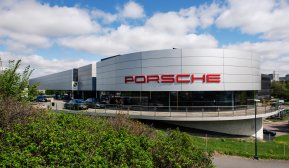 Kravene er høye på alle fronter når en legendarisk merkevare som Porsche skal rehabilitere egne lokaler – i anledning utrulling av Porsches første elbil Taycan.