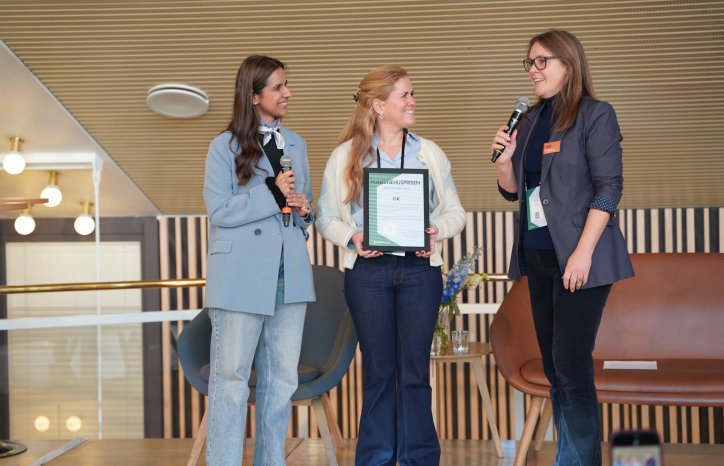 Navneet Bajwa og Elizabeth Karlsen mottar pris fra Torhild Stimo