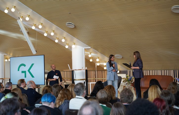 Navneet Bajwa og Torhild Stimo på scenen