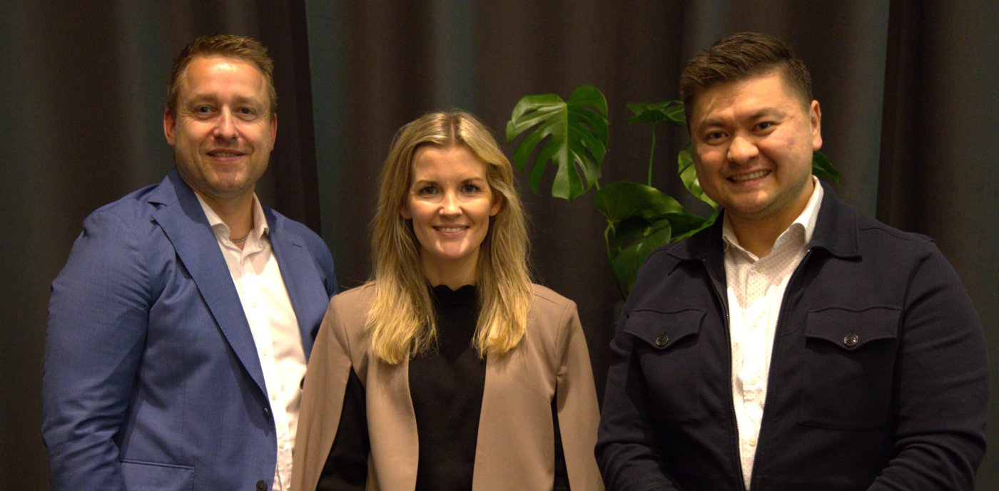 Gruppebilde av Kristian Strøm, regionsdirektør for Stor-Oslo og Sør-Øst, Stine Fjærli Sjøthun, divisjonsdirektør Byggautomasjon og Rustam Arzumov, regionsdirektør for Vest.