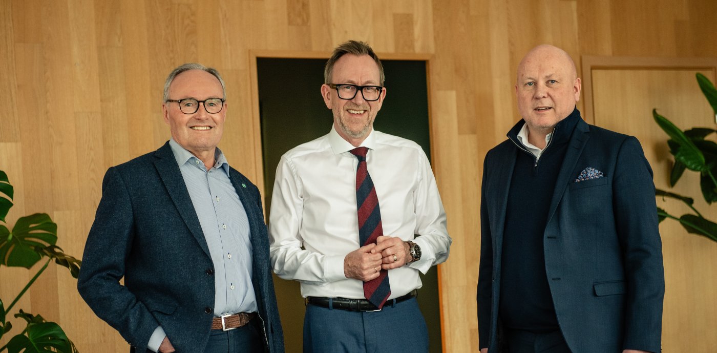 Bilde av Eiere og avtroppende styreleder John-Erik Karlsen, konsernsjef Kim Robert Lisø og påtroppende styreleder Sturla Magnus