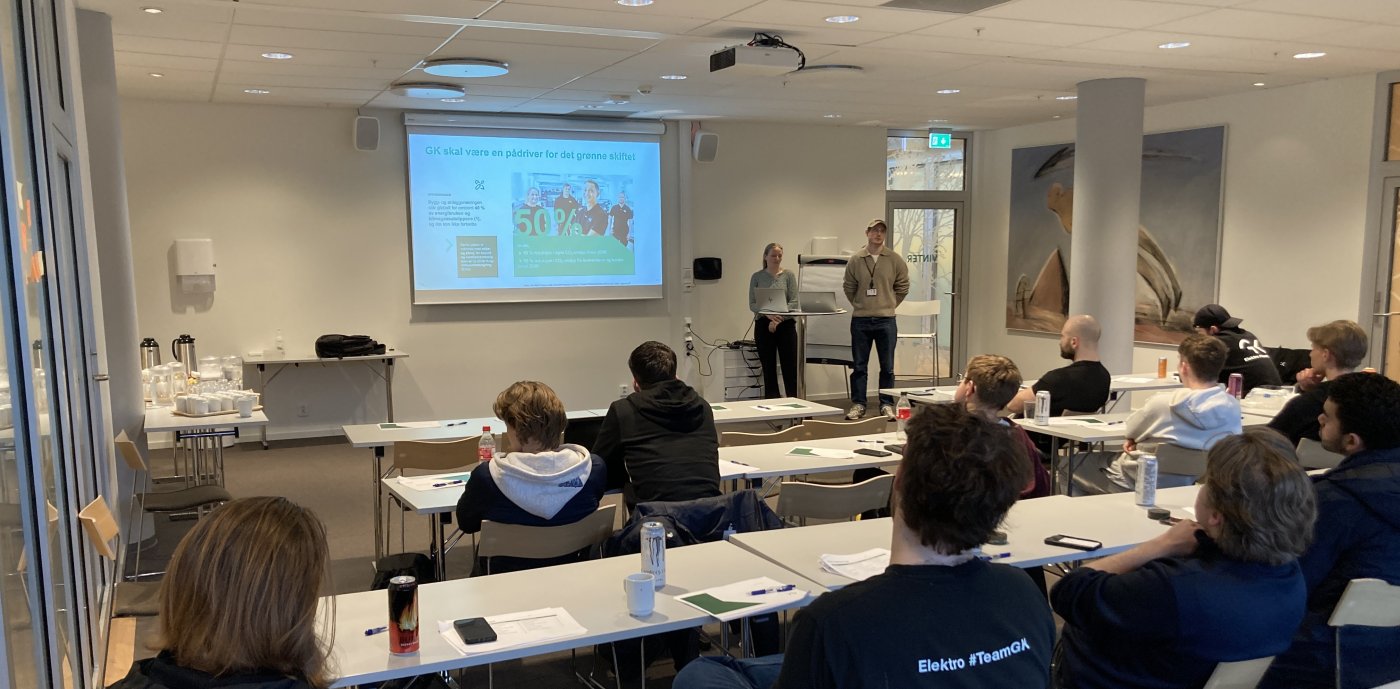 Bilder av lærlinger som følger med på presentasjon i Bergen