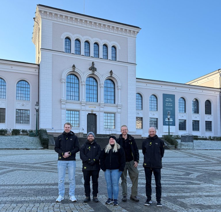 Bilde av GKs ansatte som sitter fast hos UiB. Bildet er tatt foran Universitetsmuseet. 