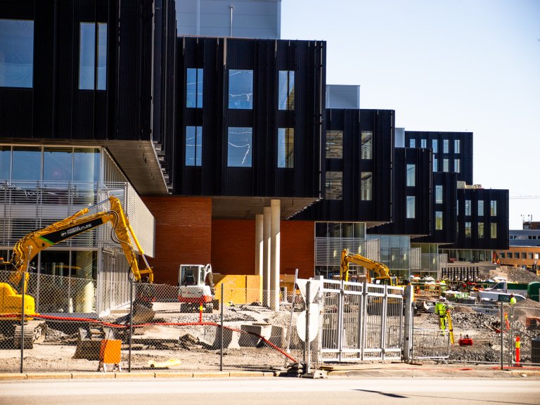 Livsvitenskapsbygget i Oslo med byggeplass i forgrunnen.