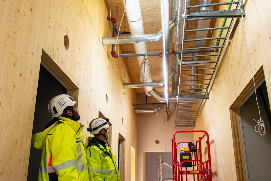 GK har montert 70 meter med ombrukte ventilasjonskanaler på nye Aursmoen skole. Foto: GK.